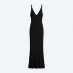 Vestido negro de punto canalé, escote en V y tirantes finos, largo