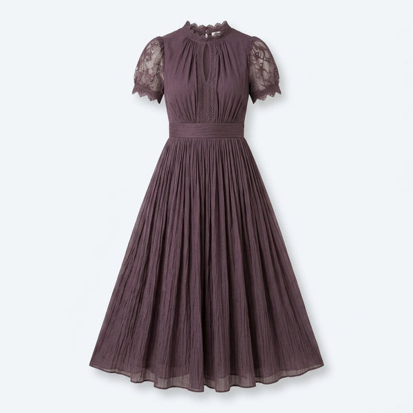 Vestido Lumière viola con encaje floral en cuello y mangas, falda plisada.