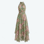 Vestido midi-largo con estampado floral en verde y rosa, cuello alto y falda en capas.