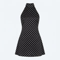 Vestido capri negro con lunares blancos, falda acampanada