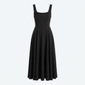 Vestido negro con tirantes anchos y falda acampanada plisada