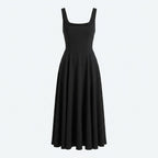 Vestido negro con tirantes anchos y falda acampanada plisada