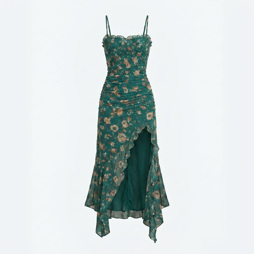 Vestido verde con tirantes finos y estampado floral, falda con capa y vuelo