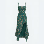 Vestido verde con tirantes finos y estampado floral, falda con capa y vuelo