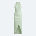 Vestido largo verde claro sin mangas con textura fruncida y abertura en la falda