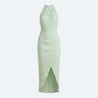 Vestido largo verde claro sin mangas con textura fruncida y abertura en la falda