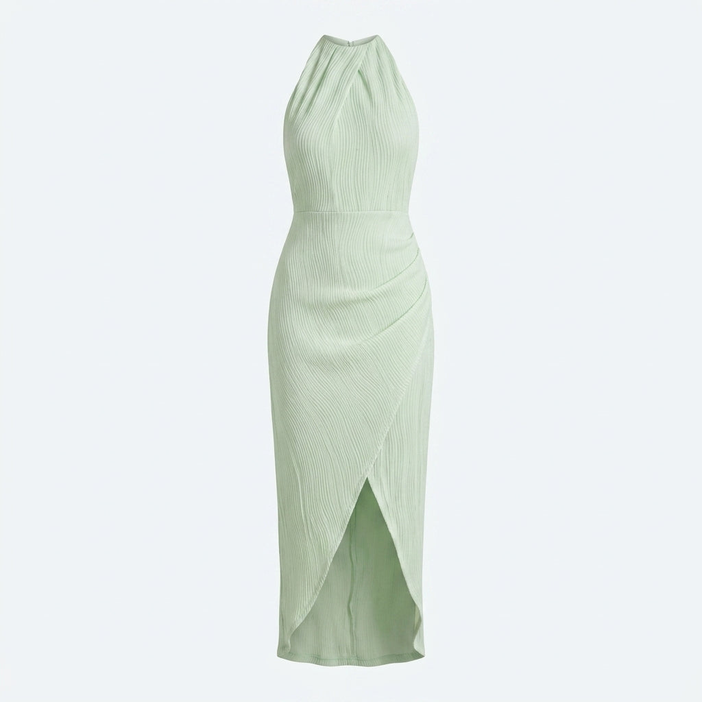 Vestido largo verde claro sin mangas con textura fruncida y abertura en la falda