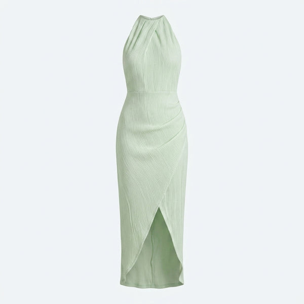 Vestido largo verde claro sin mangas con textura fruncida y abertura en la falda