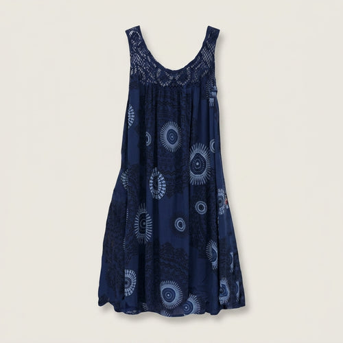 Vestido azul marino sin mangas con estampado circular y cuello con encaje