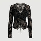 Blusa negra tipo peplum de encaje floral con cordones en el centro