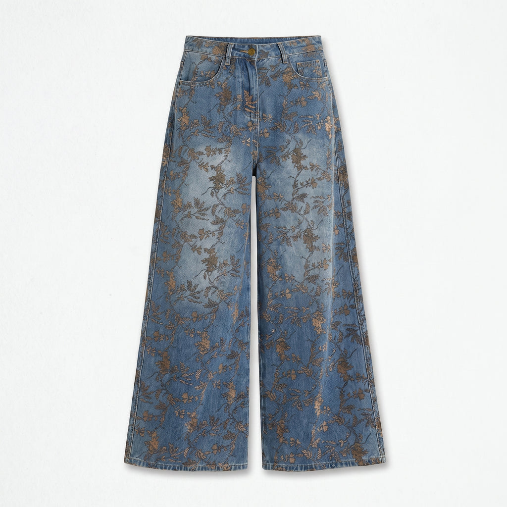Vaqueros de campana con estampado floral marrón sobre denim azul, de frente