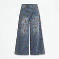 Vaqueros de campana con estampado floral marrón sobre denim azul, de frente