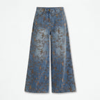 Vaqueros de campana con estampado floral marrón sobre denim azul, de frente