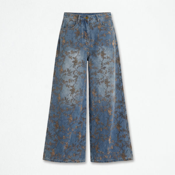 Vaqueros de campana con estampado floral marrón sobre denim azul, de frente