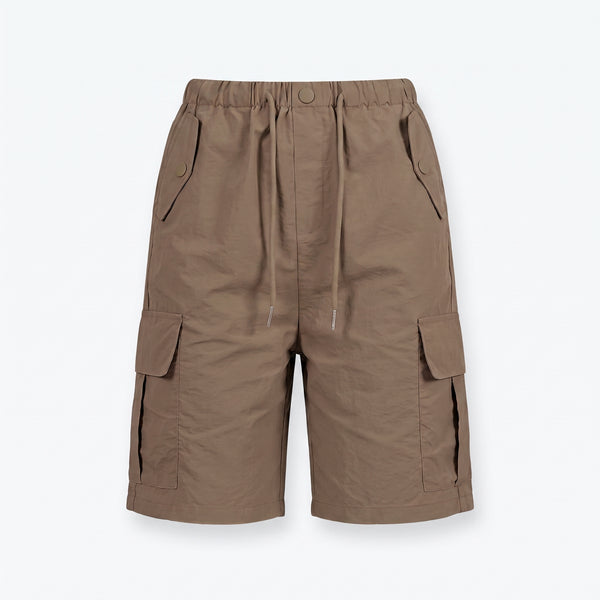 Short cargo marrón con cintura elástica y bolsillos laterales con solapa.