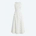 Vestido blanco largo sin mangas con encaje floral y detalles calados