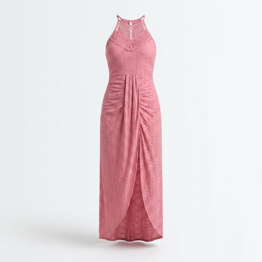 Vestido Élan rosa en percha, con tirantes finos y abertura frontal larga