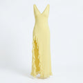 Vestido largo amarillo con tirantes y escote en V, con volantes en la falda