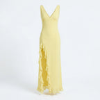Vestido largo amarillo con tirantes y escote en V, con volantes en la falda