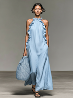Vestido largo de lino azul cielo con cuello halter y volantes decorativos en el escote.