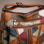 Bolso bandolera patchwork con bolsillo con cremallera y costuras de cuero marrón