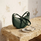 Bolso tipo hobo verde con asa de correa y cremallera superior