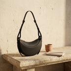 Bolso tipo hobo negro con doble asa y cierre superior