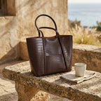 Bolso maxi vintage marrón con textura de cocodrilo y asas altas.