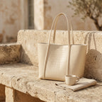 Bolso maxi vintage beige con textura de cocodrilo y asas largas.