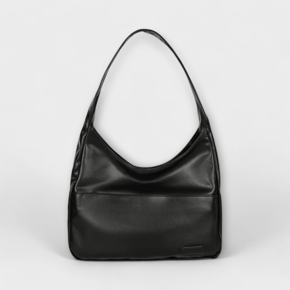 Bolso maxi de hombro negro con asa superior y bolsillo frontal rectangular