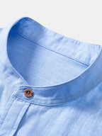 Camisa Capri celeste: cuello alzado y botones marrones, vista de detalle