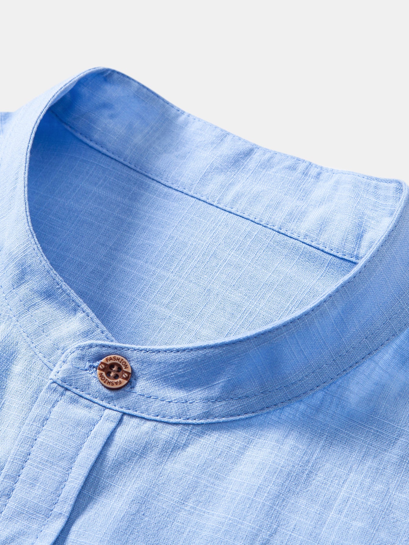 Camisa Capri celeste: cuello alzado y botones marrones, vista de detalle