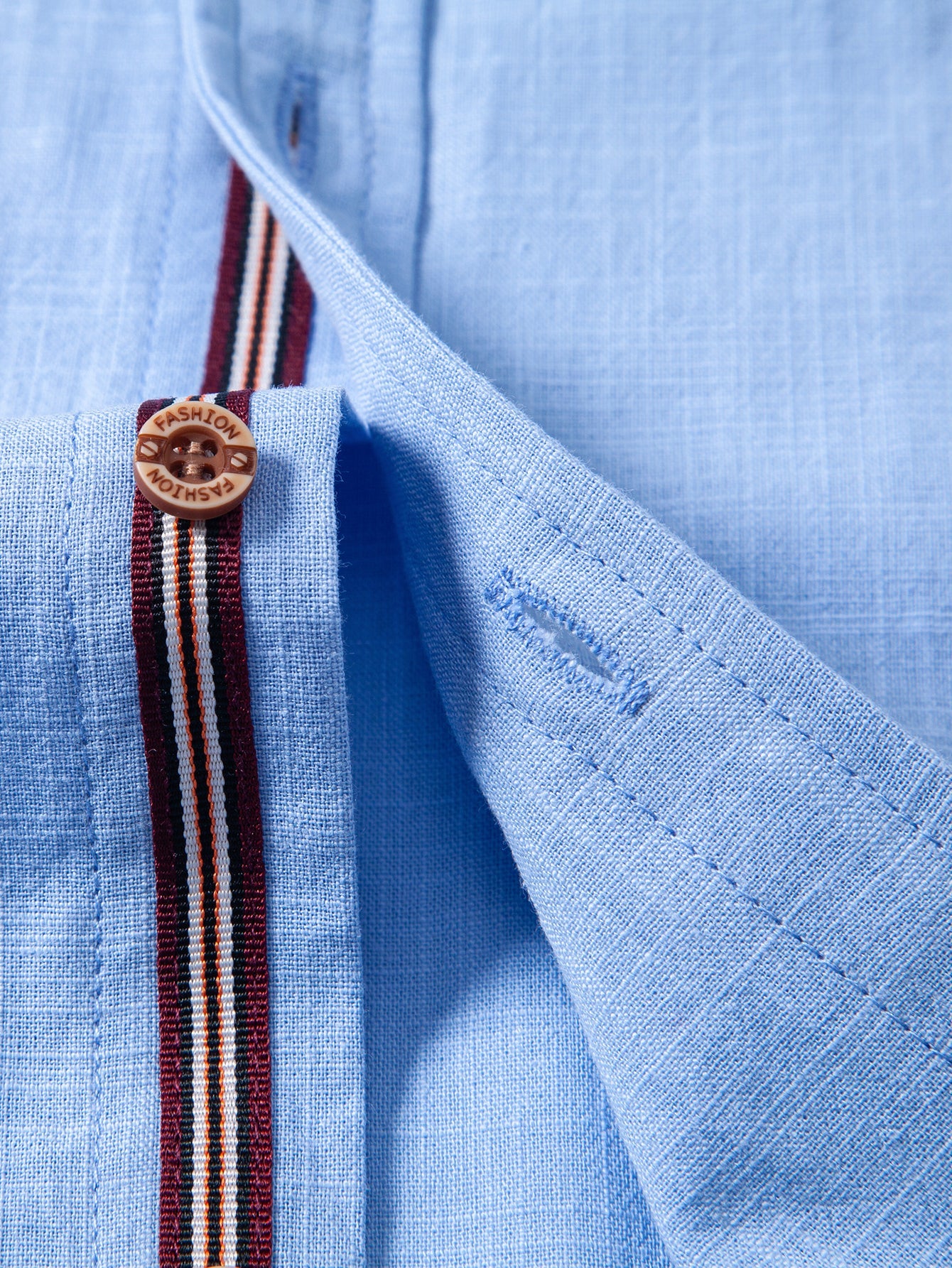 Camisa capri azul claro con tapeta a rayas y costuras en el cuello