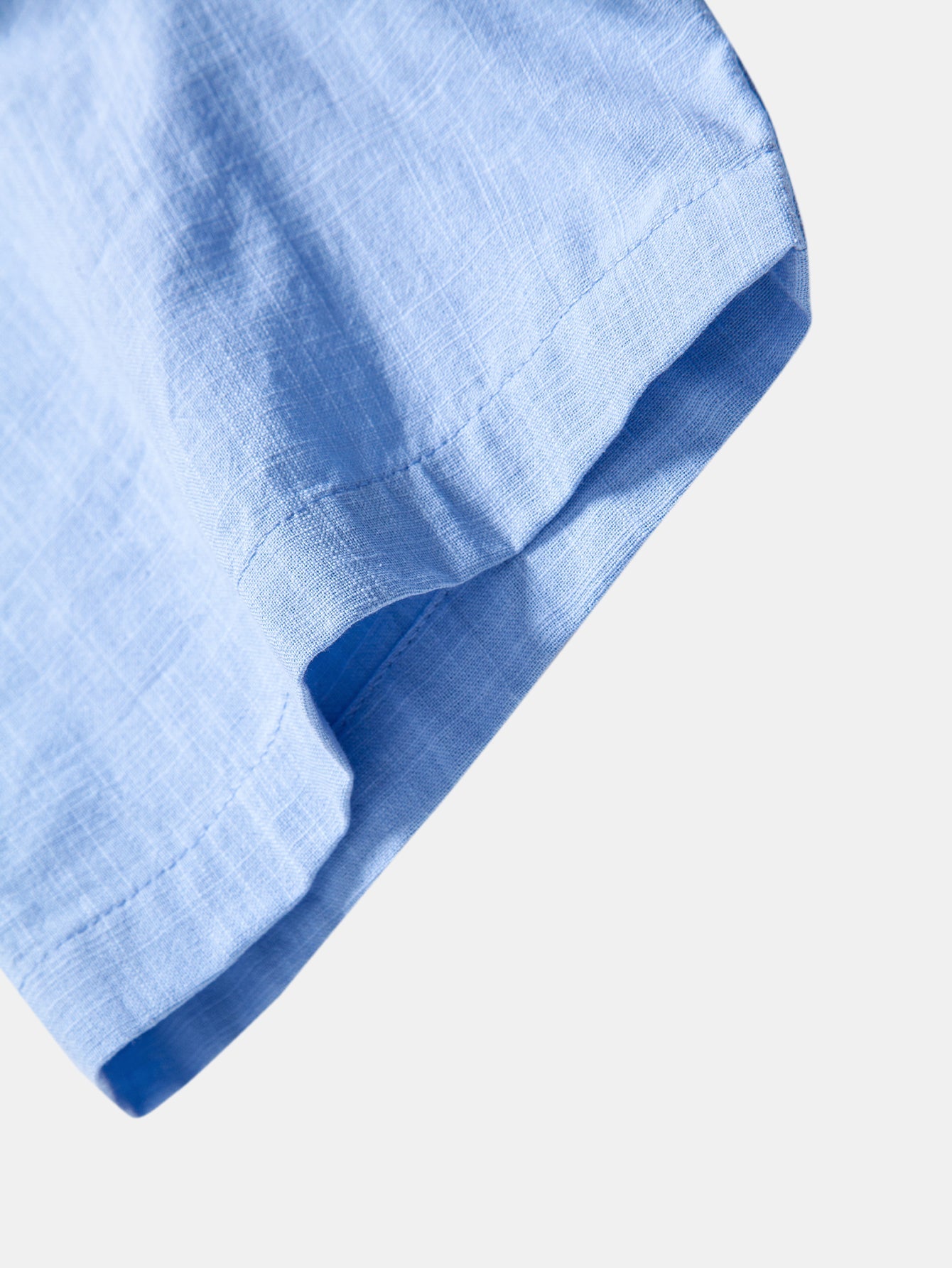 Camisa capri azul claro con manga y dobladillo de puño ribeteado