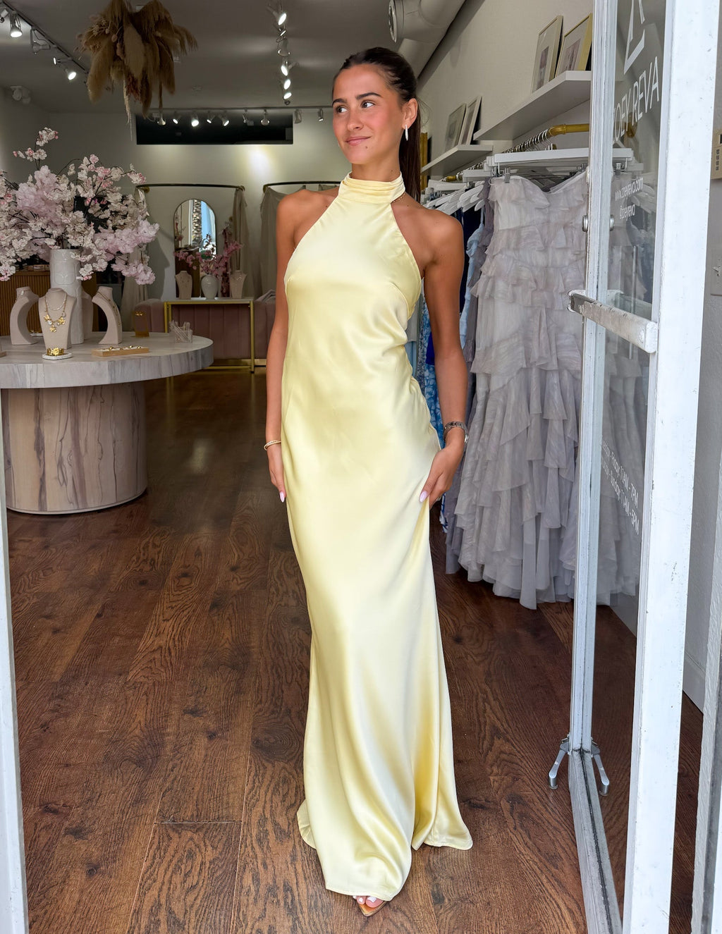 Vestido largo amarillo sin mangas con cuello alto halter y caída recta