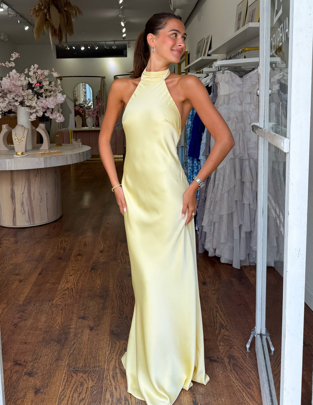 Vestido largo amarillo sin mangas con cuello alto y acabado satinado