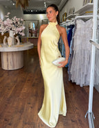 Vestido largo amarillo con cuello alto sin mangas y abertura inferior