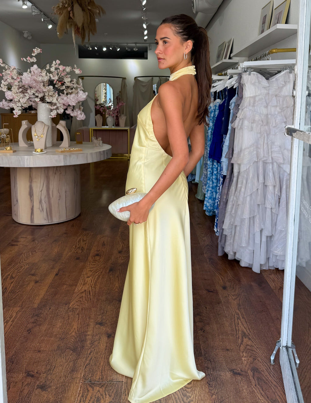 Vestido largo amarillo sin mangas con cuello alto halter y falda con abertura