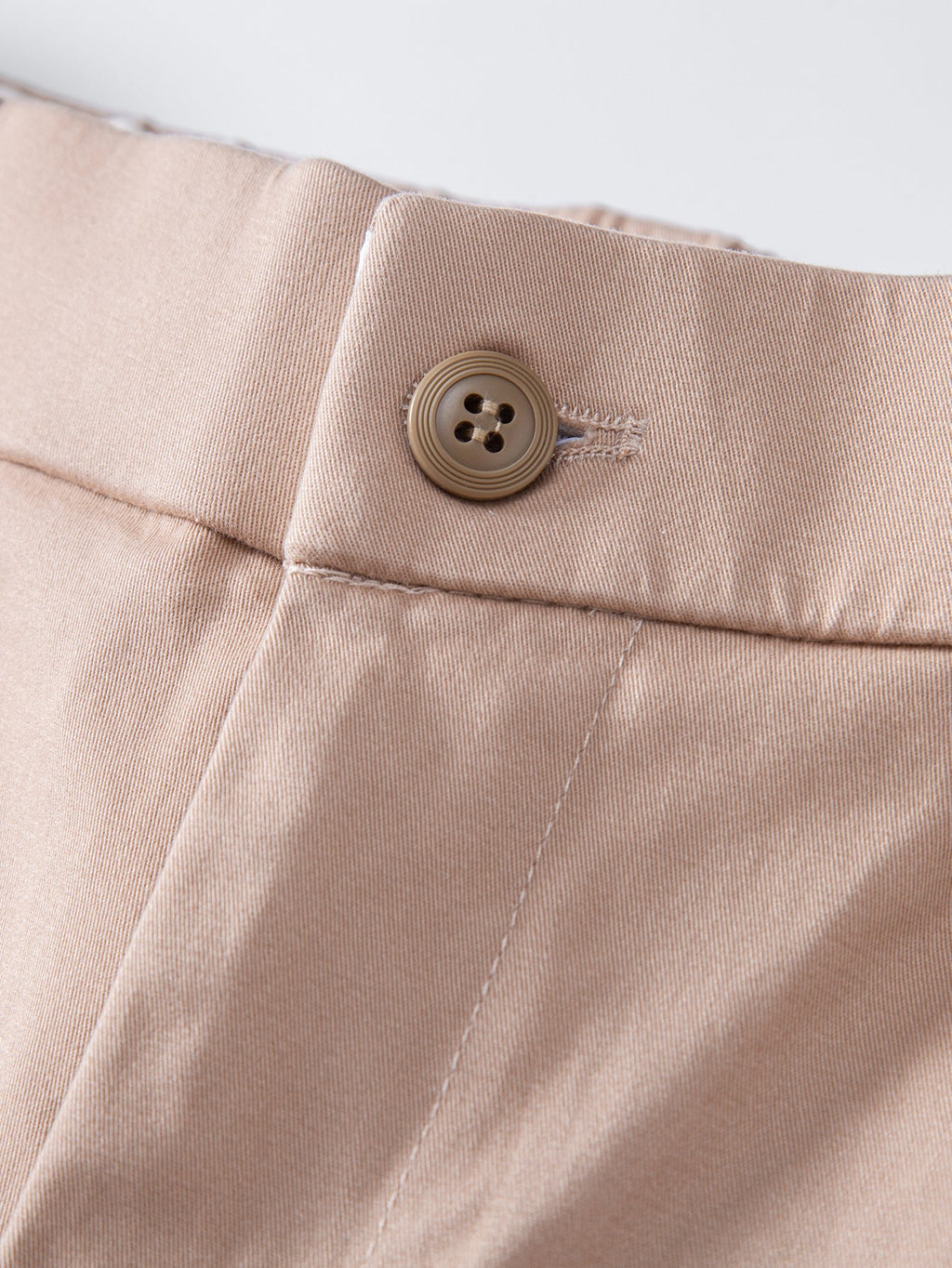 Pantalón corto Verona beige claro: botón en la cintura y costura frontal