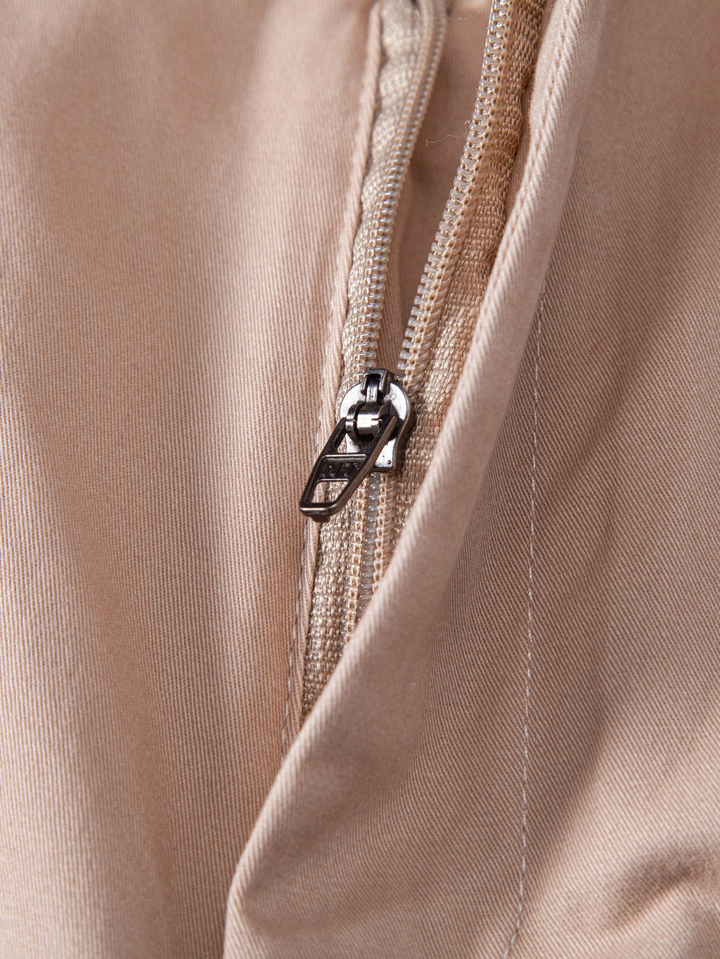 Pantalón corto Verona beige claro: cremallera metálica y costuras laterales