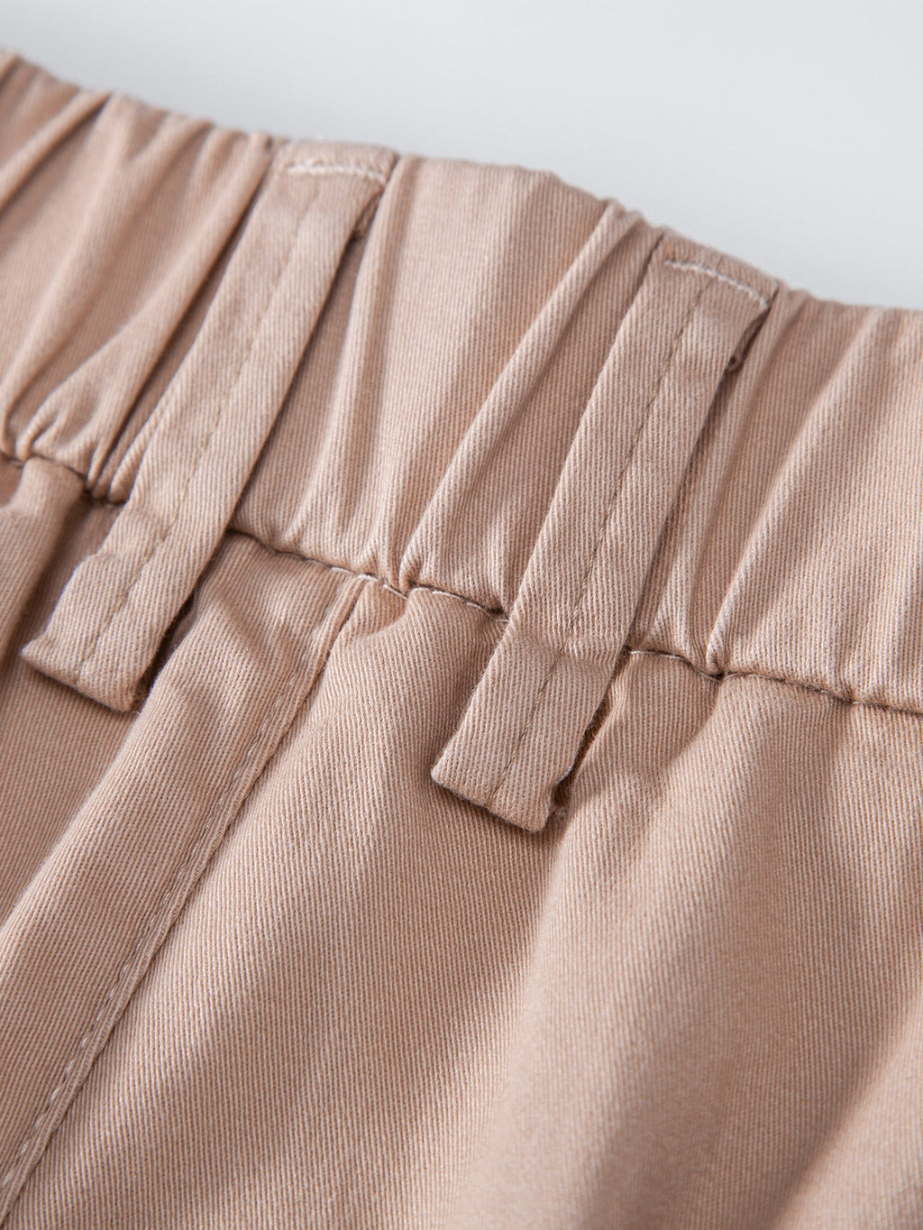 Pantalón corto Verona beige claro: cintura fruncida y pinzas traseras