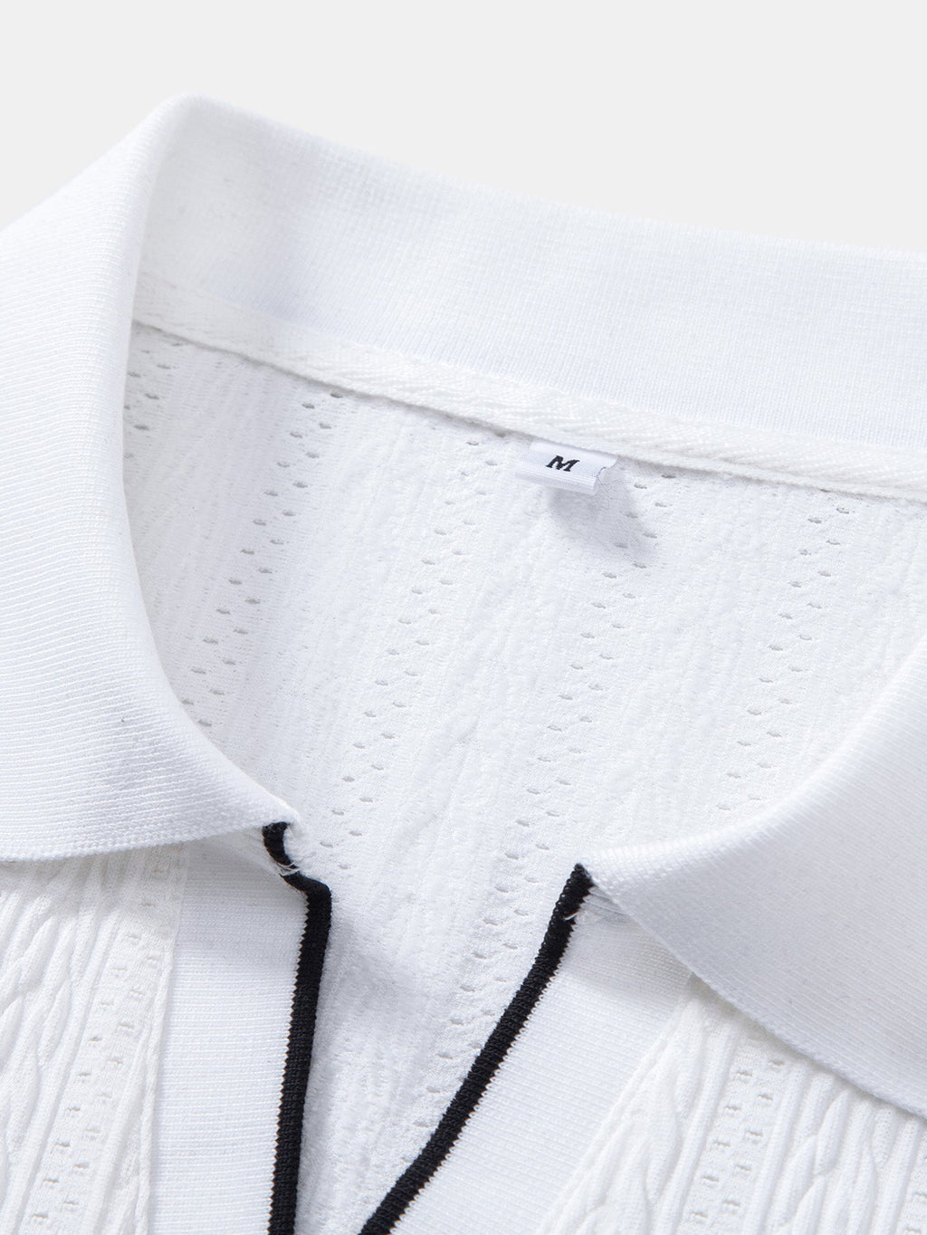 Polo blanco de jacquard con cuello y tapeta negra