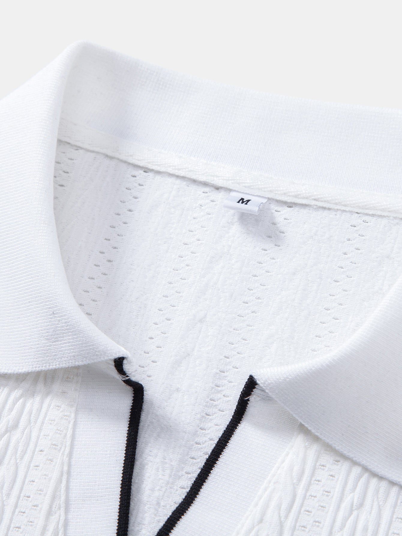 Polo blanco de jacquard con cuello y tapeta negra