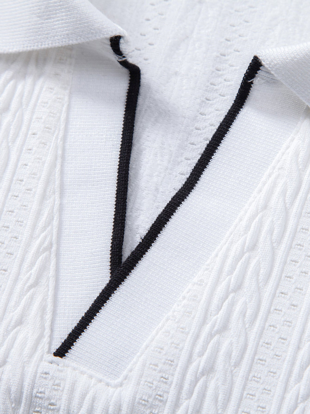 Polo blanco con vivo negro en solapa y textura de jacquard