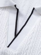 Polo blanco de piqué con tapeta central y borde negro en forma de V