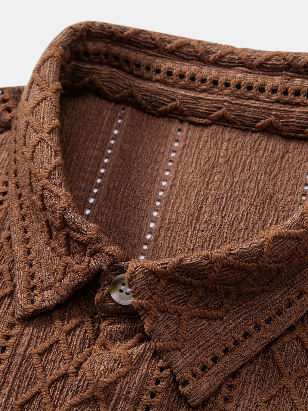 Camisa marrón con rombos jacquard, tapeta abotonada y botones claros