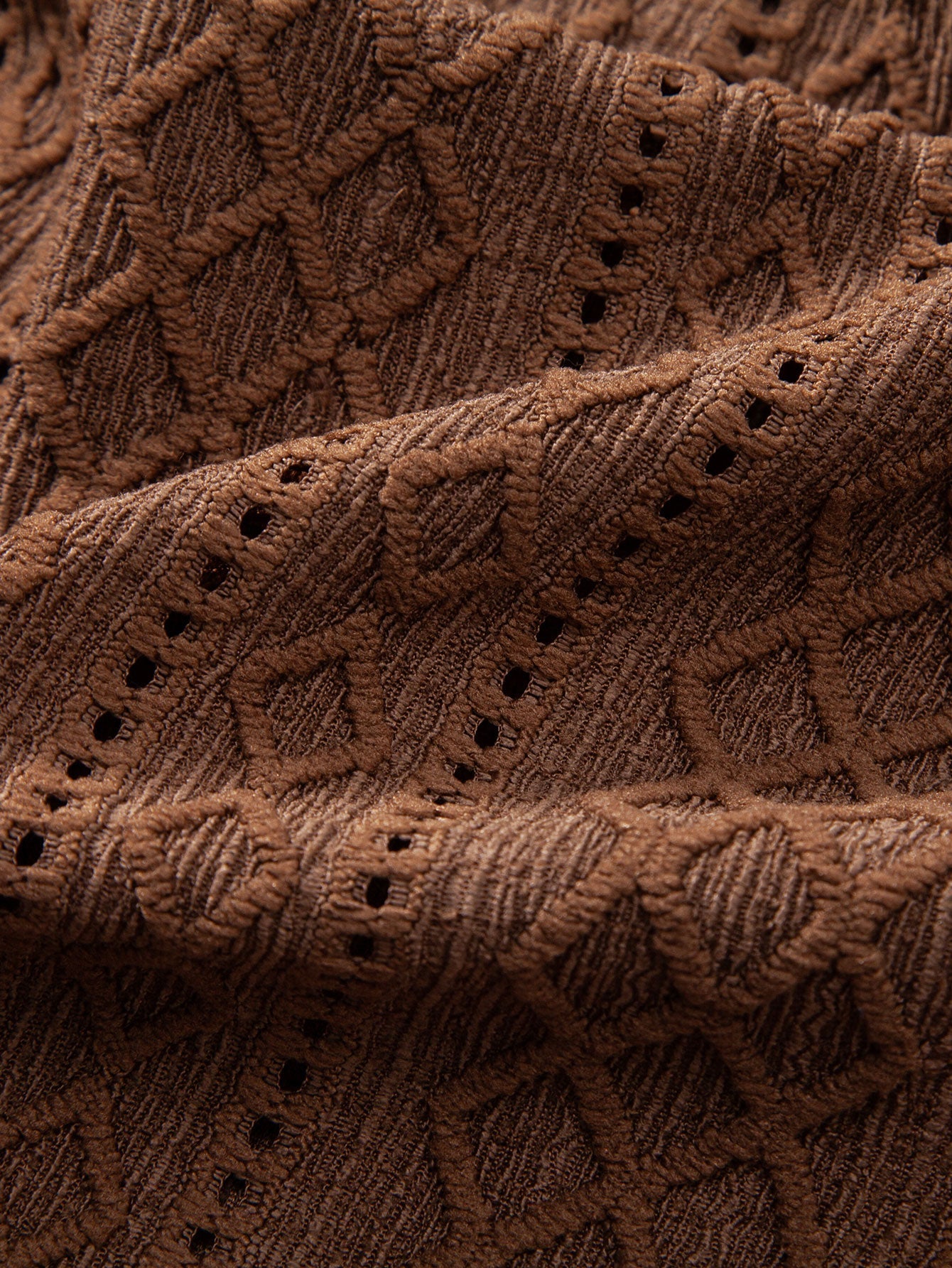 Tela de camisa marrón con rombos jacquard y puntadas decorativas