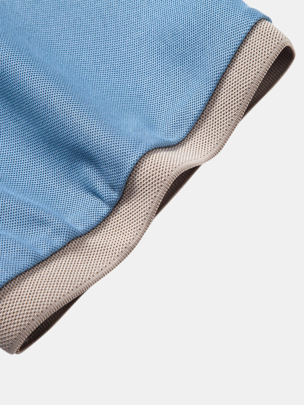 Polo de manga corta azul claro, dobladillo y ribete de cuello