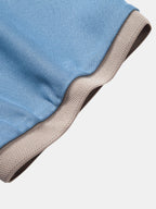 Polo de manga corta azul claro, dobladillo y ribete de cuello