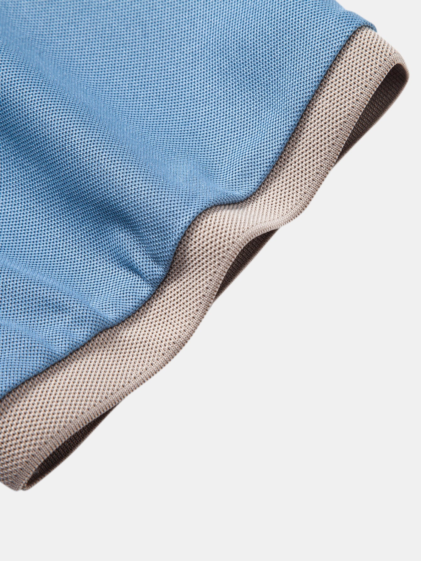 Polo de manga corta azul claro, dobladillo y ribete de cuello